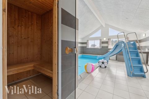 Den härliga poolen i lyxstuga nr 404 för 24 personer