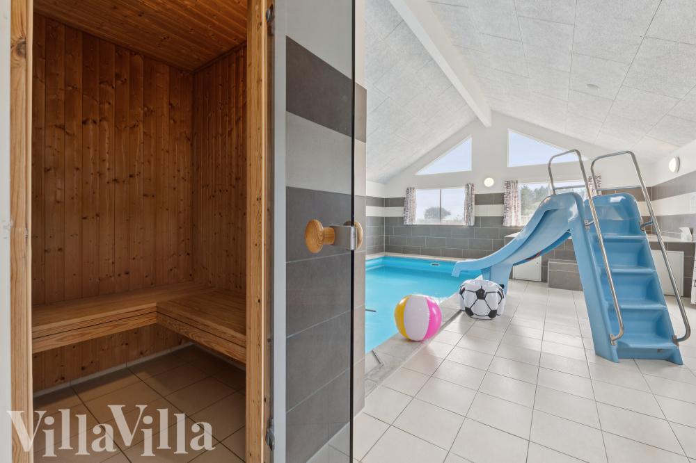 Den härliga poolen i lyxstuga nr 404 för 24 personer