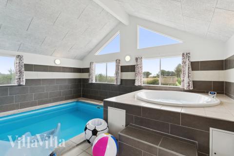 Njut av spabadets värme i lyxstuga nr 404 i Limfjorden