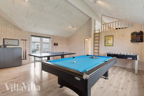 Förutom de många timmar som du kan tillbringa i stugans poolavdelning erbjuder lyxstuga 404 även biljard, bordtennis och dart