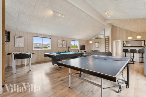 Lyxstuga 404 för 24 personer har ett stort aktivitetsrum med bl.a. biljard och dart