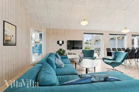 Soffhörnan i lyxstuga 404 i Limfjorden.