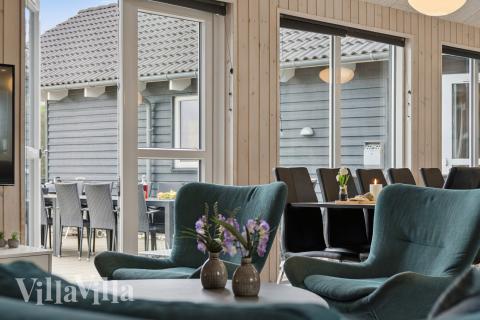 I soffhörnan i lyxstuga 404 i Limfjorden kan ni spela brädspel eller titta på film tillsammans.