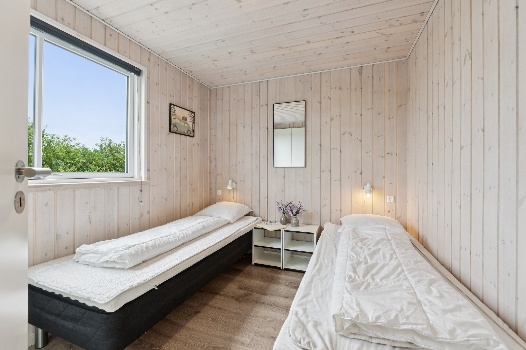 Ett av de 9 utmärkta sovrummen i lyxstuga nr 404 i Limfjorden.