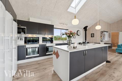 Köket i lyxstuga nr 404 är utrustat så att ni kan laga mat till 24 personer.