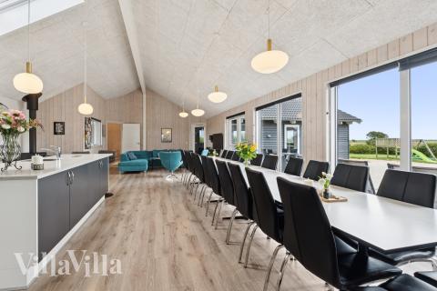 Det stora ljusa vardagsrummet i lyxstuga nr 404 för 24.