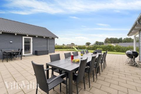 Lyxstuga nr 404 har en härlig terrass med sköna trädgårdsmöbler för 24 personer.