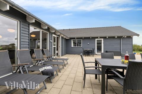 Njut av en grillkväll på terrassen i lyxstuga nr 404 i Limfjorden