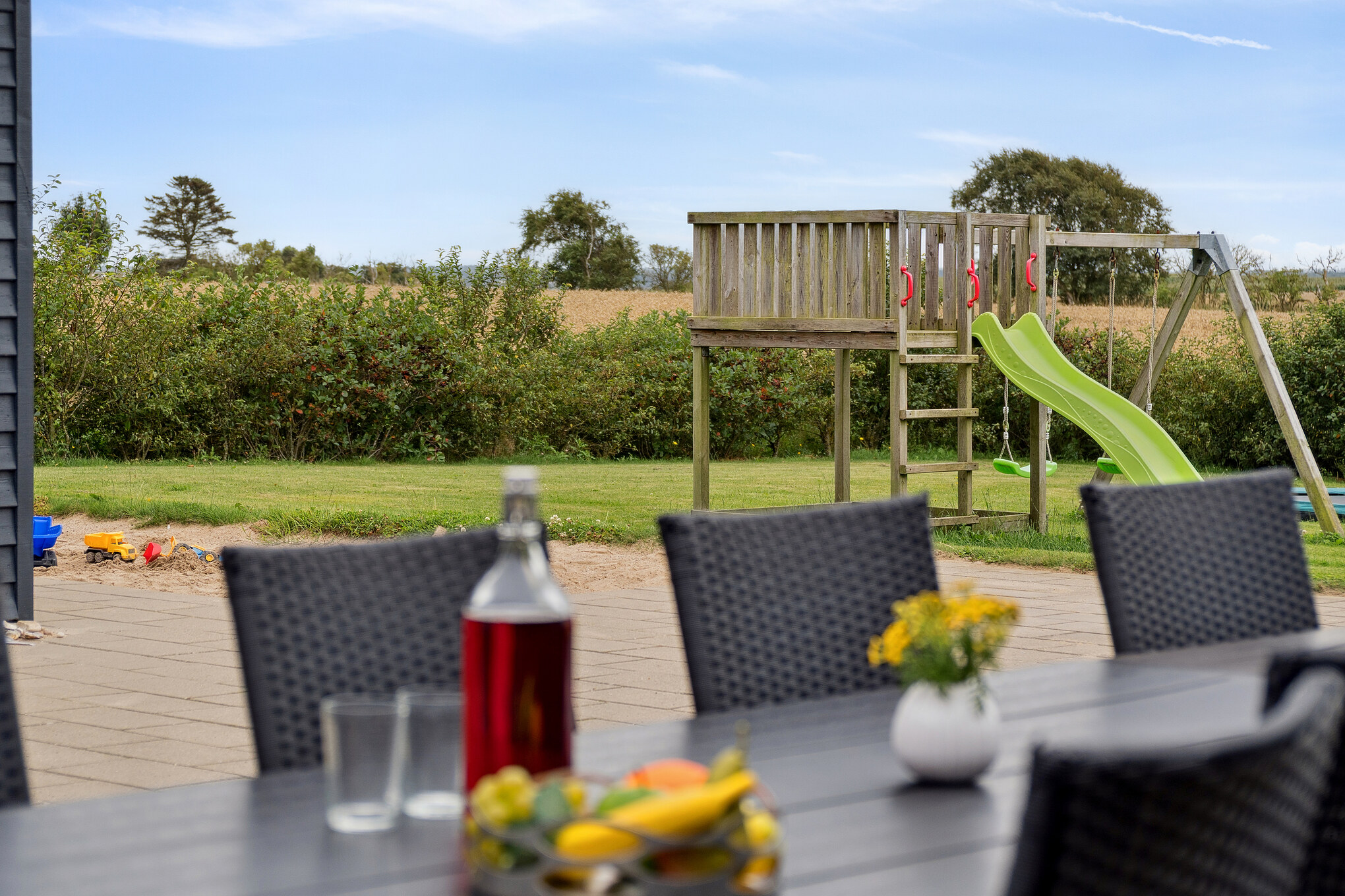 På terrassen i sommarhus nr 404 finns det plats för upp till 24 gäster.