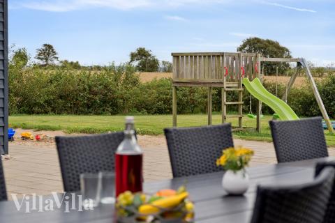 På terrassen i sommarhus nr 404 finns det plats för upp till 24 gäster.