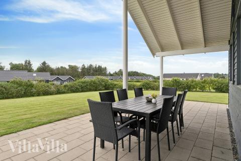 Stor terrass i lyxstuga nr 404 i Limfjorden.