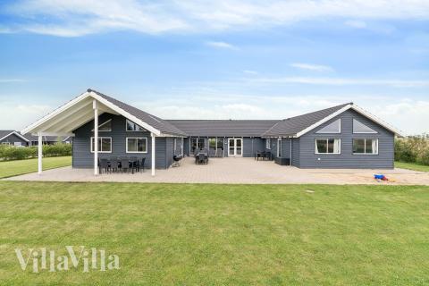 Den tjusiga sommarstugan nr 404 med gott om plats för upp till 24 personer