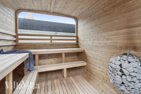 Njut av en grillkväll på terrassen i lyxstuga nr 680 i Nordjylland