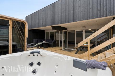 Njut av spabadets värme i lyxstuga nr 680 i Nordjylland