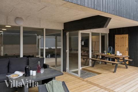 På terrassen i sommarhus nr 680 finns det plats för upp till 32 gäster.