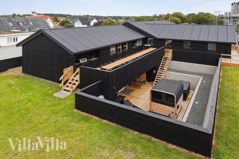 Den praktfulla poolstugan nr 680 med plats för 32 personer ligger i Nordjylland
