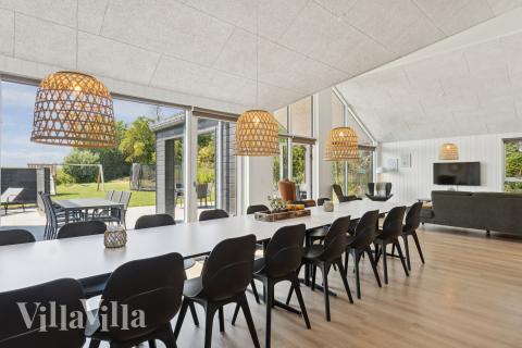 Det stora ljusa vardagsrummet i lyxstuga nr 616 för 16.