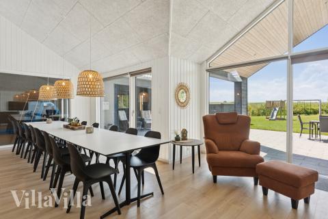 Vardagsrummet i lyxstuga nr. 616 har plats för 16 personer.