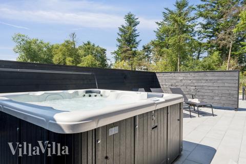 Njut av spabadets värme i lyxstuga nr 616 i Fyn och öar