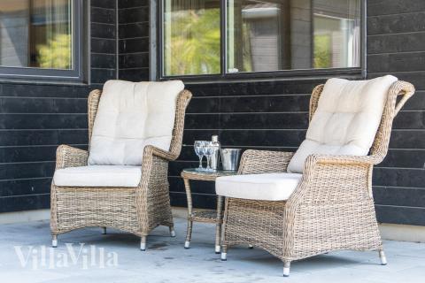 Lyxstuga nr 616 har en härlig terrass med sköna trädgårdsmöbler för 16 personer.