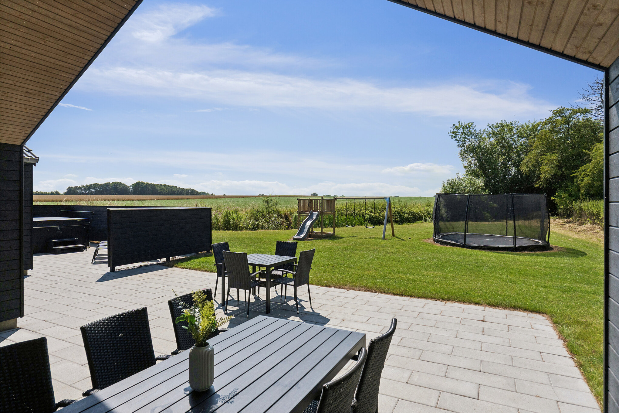Njut av en grillkväll på terrassen i lyxstuga nr 616 i Fyn och öar