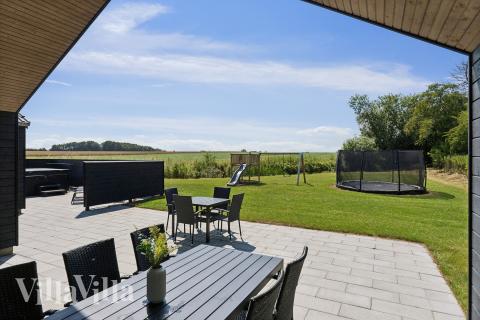 Njut av en grillkväll på terrassen i lyxstuga nr 616 i Fyn och öar