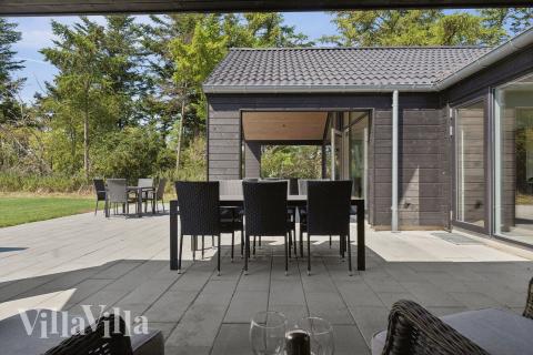 På terrassen i sommarhus nr 616 finns det plats för upp till 16 gäster.