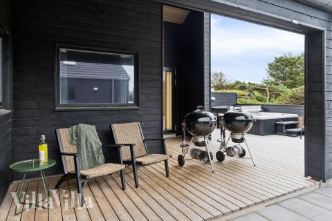 Lyxstuga nr 659 har en härlig terrass med sköna trädgårdsmöbler för 20 personer.