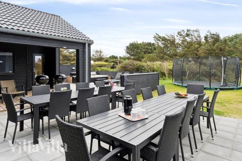 Njut av en grillkväll på terrassen i lyxstuga nr 659 i Nordjylland