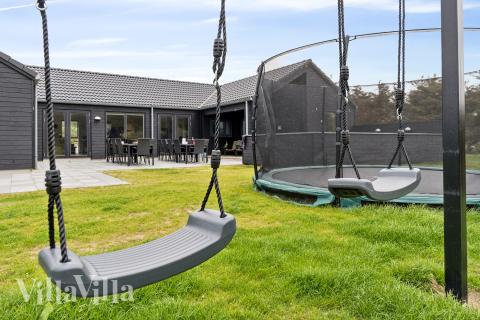 Till den trevliga sommarstugan nr 659 i Nordjylland erbjuds en mängd utomhusaktiviteter, t.ex. lektorn och gungor