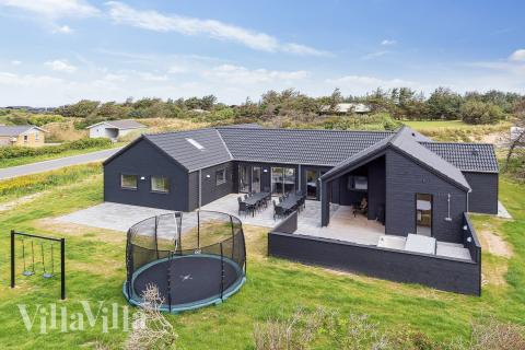 Den praktfulla poolstugan nr 659 med plats för 20 personer ligger i Nordjylland