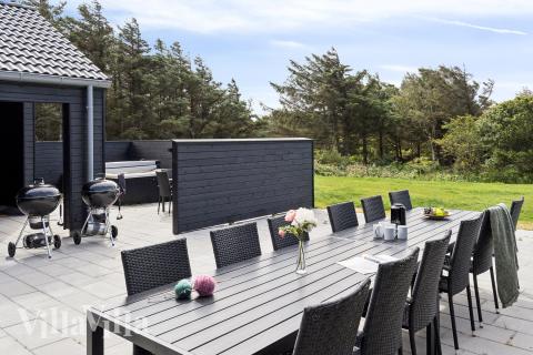 Njut av en grillkväll på terrassen i lyxstuga nr 658 i Nordjylland