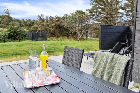 På terrassen i sommarhus nr 658 finns det plats för upp till 20 gäster.