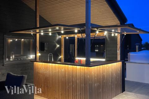 På terrassen i sommarhus nr 656 finns det plats för upp till 20 gäster.