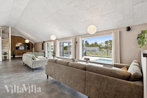 I soffhörnan i lyxstuga 686 i Limfjorden kan ni spela brädspel eller titta på film tillsammans.