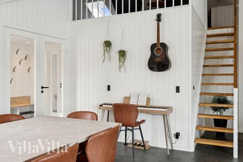 Det stora ljusa vardagsrummet i lyxstuga nr 686 för 36.