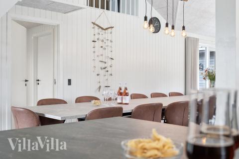 Vardagsrummet i lyxstuga nr. 686 har plats för 36 personer.