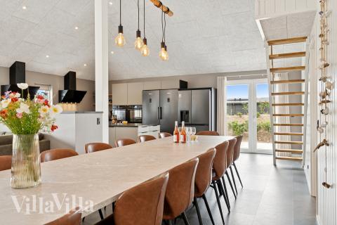 Ni kan sitta 36 personer tillsammans i vardagsrummet när ni besöker lyxhus nr 686 i Limfjorden.