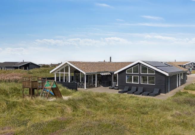 Den praktfulla poolstugan nr 292 med plats för 18 personer ligger i Vestjylland