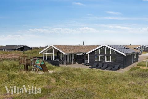 Den praktfulla poolstugan nr 292 med plats för 18 personer ligger i Vestjylland