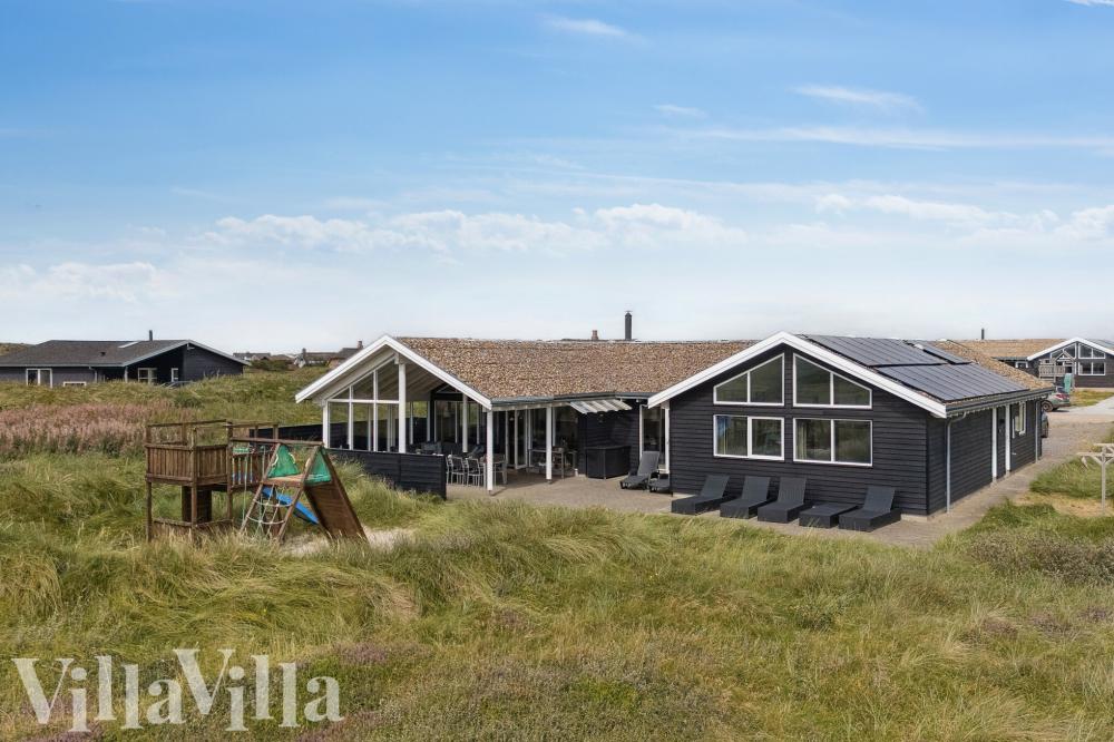 Den praktfulla poolstugan nr 292 med plats för 18 personer ligger i Vestjylland