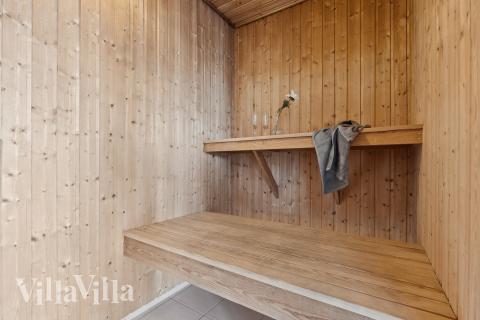 Njut av bastuvärmen i lyxstuga nr 292 för 18 personer