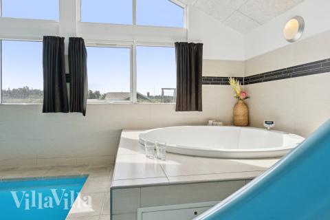 Njut av spabadets värme i lyxstuga nr 292 i Vestjylland