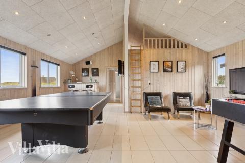 Förutom de många timmar som du kan tillbringa i stugans poolavdelning erbjuder lyxstuga 292 även biljard, bordtennis och dart