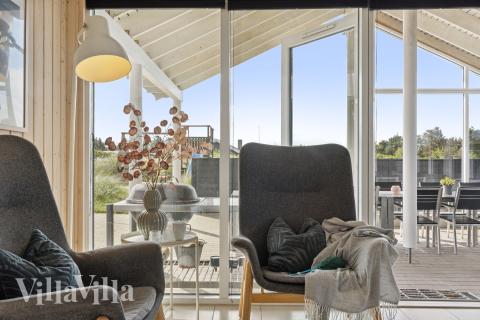 I soffhörnan i lyxstuga 292 i Vestjylland kan ni spela brädspel eller titta på film tillsammans.