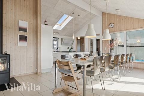 Det stora ljusa vardagsrummet i lyxstuga nr 292 för 18.