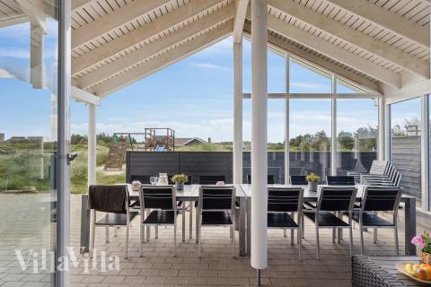 Lyxstuga nr 292 har en härlig terrass med sköna trädgårdsmöbler för 18 personer.