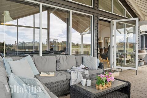 På terrassen i sommarhus nr 292 finns det plats för upp till 18 gäster.