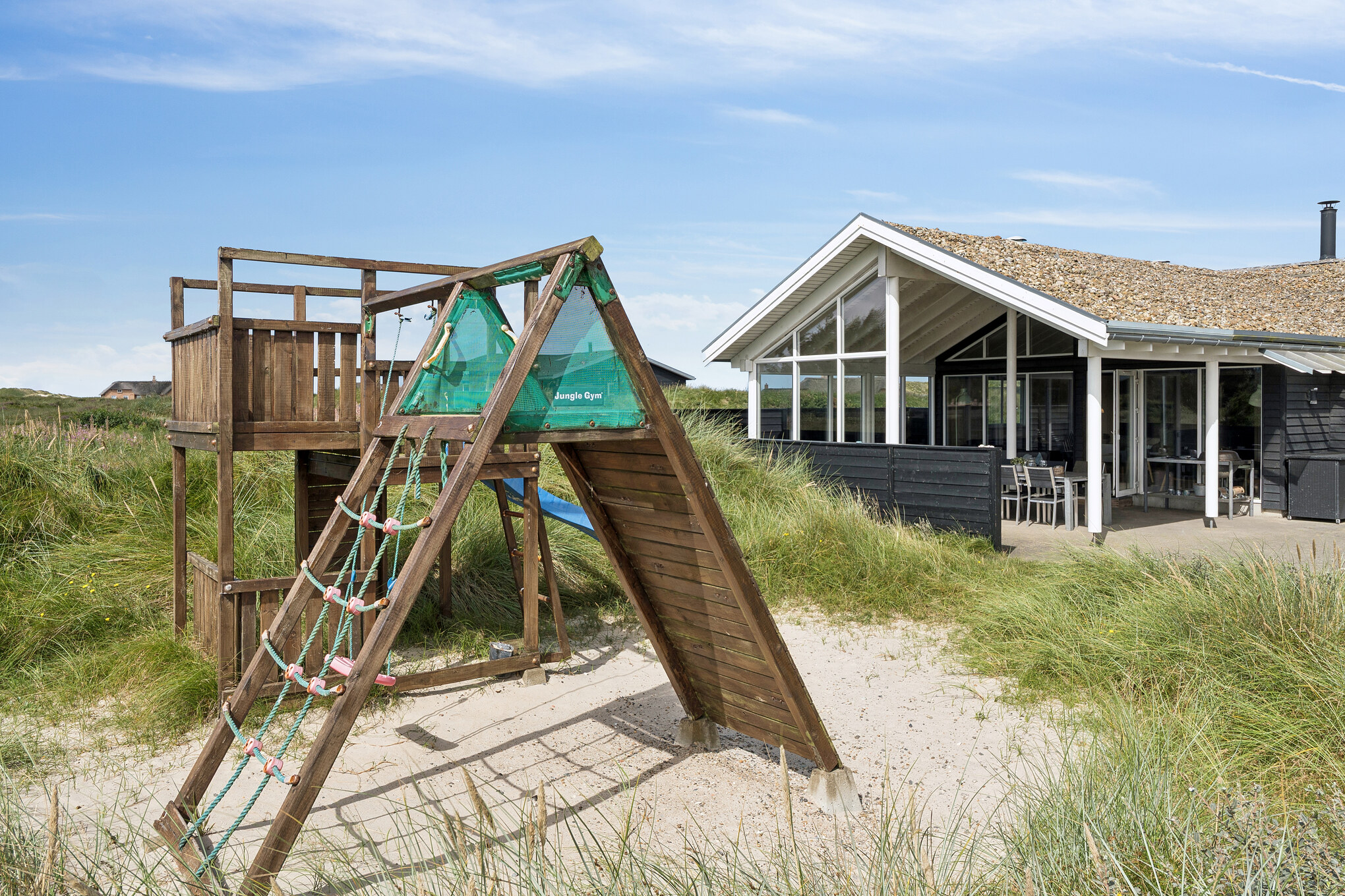 Till den trevliga sommarstugan nr 292 i Vestjylland erbjuds en mängd utomhusaktiviteter, t.ex. lektorn och gungor