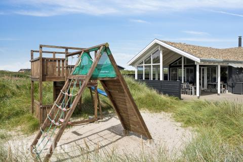 Till den trevliga sommarstugan nr 292 i Vestjylland erbjuds en mängd utomhusaktiviteter, t.ex. lektorn och gungor